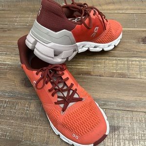 On Cloud Trainers Sz 9